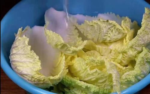 炒大白菜时,马上下锅就错了!大厨教你一招,鲜嫩脆爽、不出水