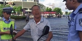 |搞笑GIF:温馨提示:朋友结婚放鞭炮千万别再这样了