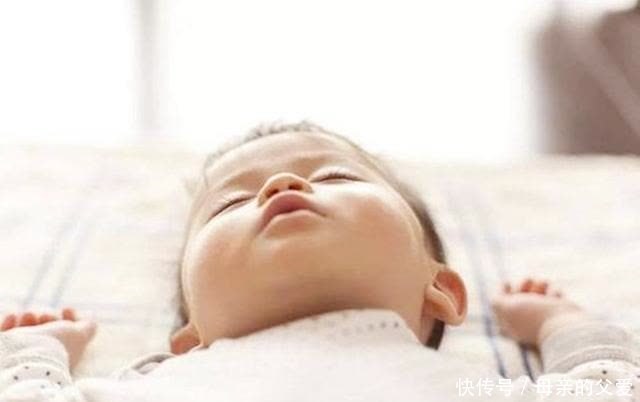 宝宝出生后穿连体衣还是穿分体衣?这件小事有大讲究,要弄清楚