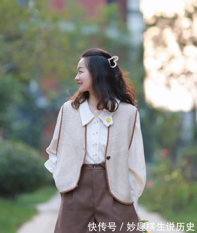 T恤 微胖女生怎么穿才好看西服外套搭配T恤和黑色短裤,显高又显瘦