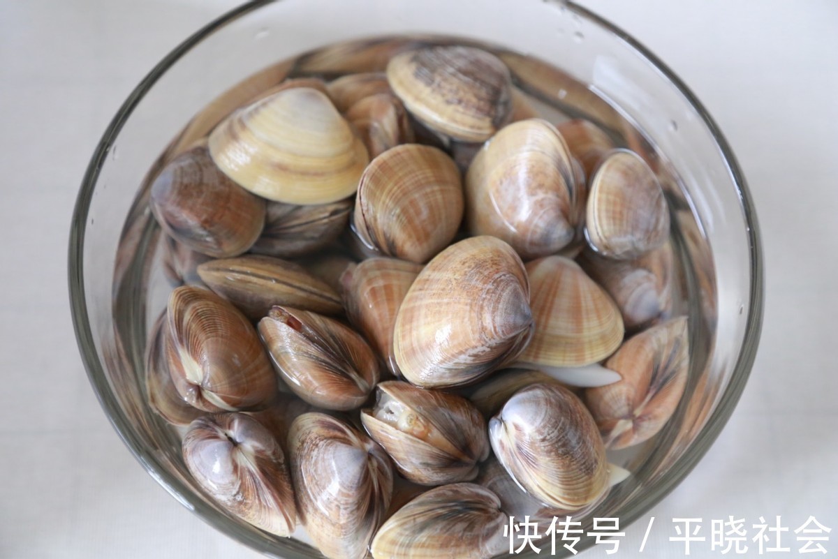 味道|鸡蛋羹吃腻了,换一种新鲜的吃法,加入海鲜,味道鲜美又嫩滑
