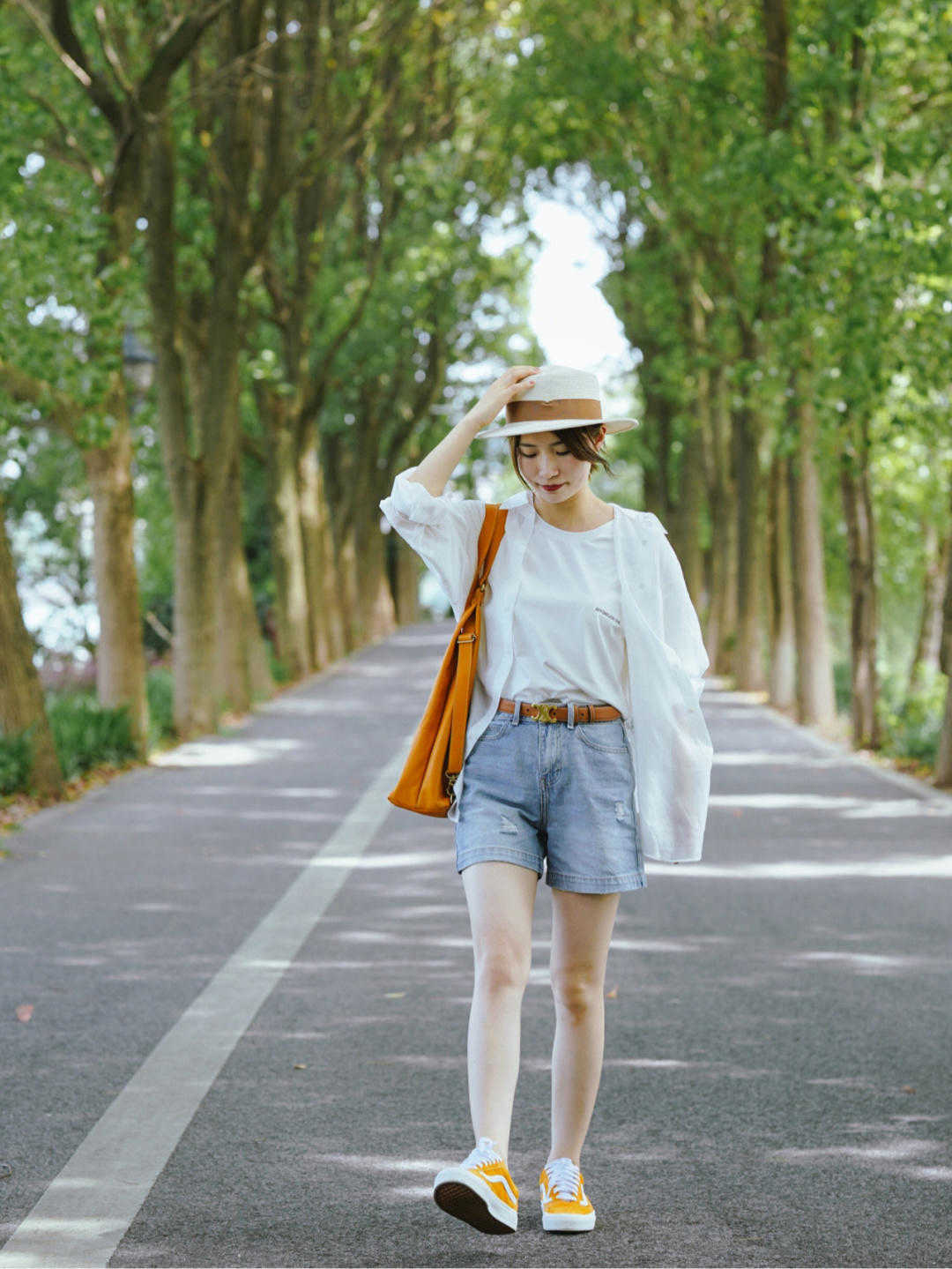 时髦|天热了,裤子就收起来吧!今夏流行“T恤衬衫+半裙”,高级时髦