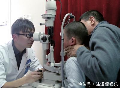 娃错|3岁娃错把502胶当眼药水滴眼睛,医生大赞母亲救了孩子的眼睛