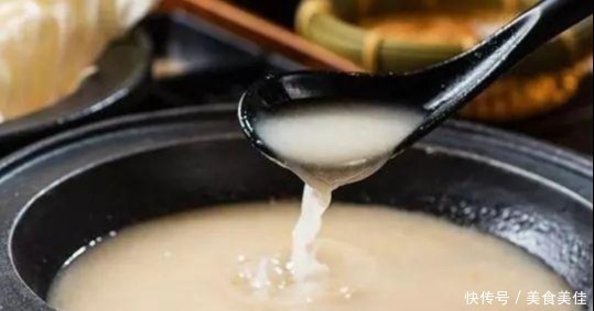  浓郁|20年老面馆的高汤秘方，原来是这么熬制的，汤色奶白且鲜美浓郁