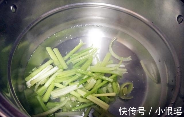 窍门|炒芹菜也有窍门，只要多一步，芹菜香嫩不变色，还很入味！