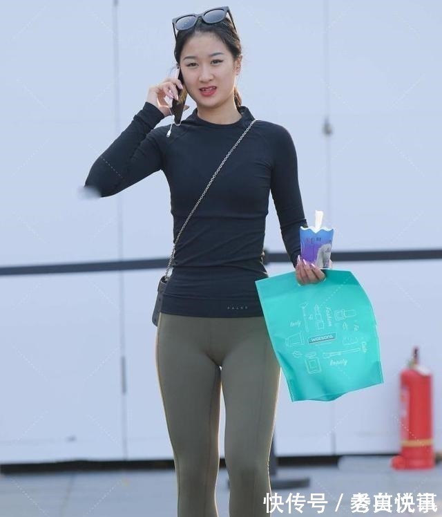 运动服 黑色上衣搭配草绿色瑜伽裤,运动休闲,舒适百搭!