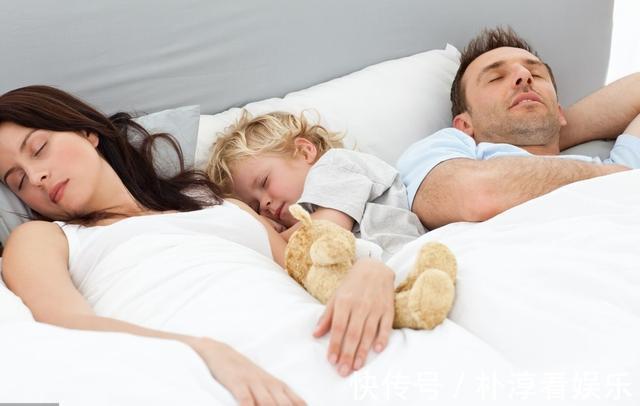 宝妈|2.5米的床一家三口睡,老公还说挤,宝妈半夜一探究竟