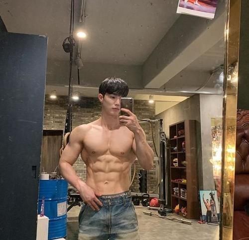 肌肉|肌肉男模长得好有型，胸肌和臂肌很精壮，腹肌和人鱼线如刀刻