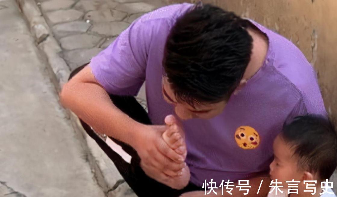 喜感|爸爸和舅舅抢着抱新生儿火了,画面太喜感,像极了猪八戒看人参果