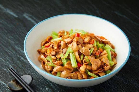 炒猪大肠总嚼不烂?教你这个小技巧,脆爽滑溜不韧,没异味真好吃