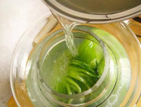 腌酸菜时,有人加开水有人加盐水教你正确做法,一星期就变酸