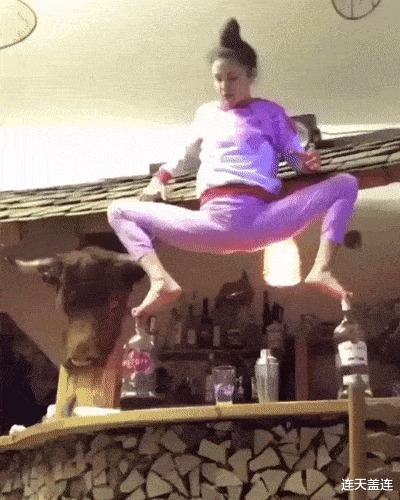 |搞笑GIF:妹子你是真会玩,摔下来的那一刻肯定后悔了吧!