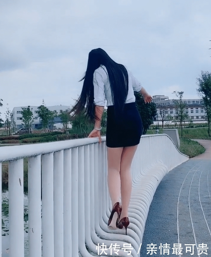 高跟鞋|穿着高跟鞋还调皮,真怕你崴脚!