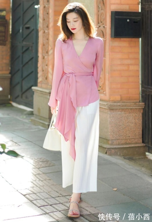 搭配 真正见过世面的女人,穿衣要“化繁为简”,简约高级美过同龄人
