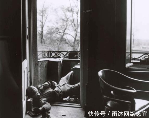 狙击手|罕见老照片:苏联女兵一个个貌美如花,被狙击手爆头的可怜士兵