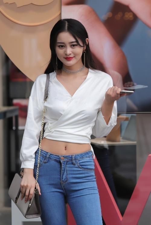  时尚|街拍小姐姐身穿的白色露脐衬衫设计，非常时尚大气