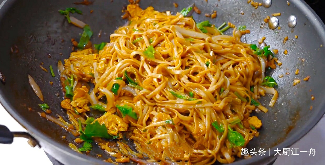 面条不要水煮,换种新吃法,比水煮好吃比炒简单,一周吃6次不多