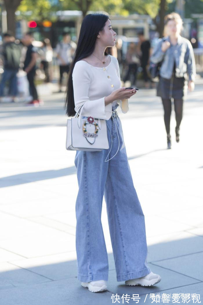 小姐姐 气质高腰牛仔阔腿裤，展现不一样的美