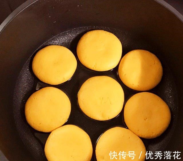 粘米粉|香甜软糯的黄金南瓜饼，做法超级简单！