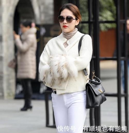 搭配|街拍：小姐姐白色牛仔裤搭配针织衫，充满着潇洒帅气的活力