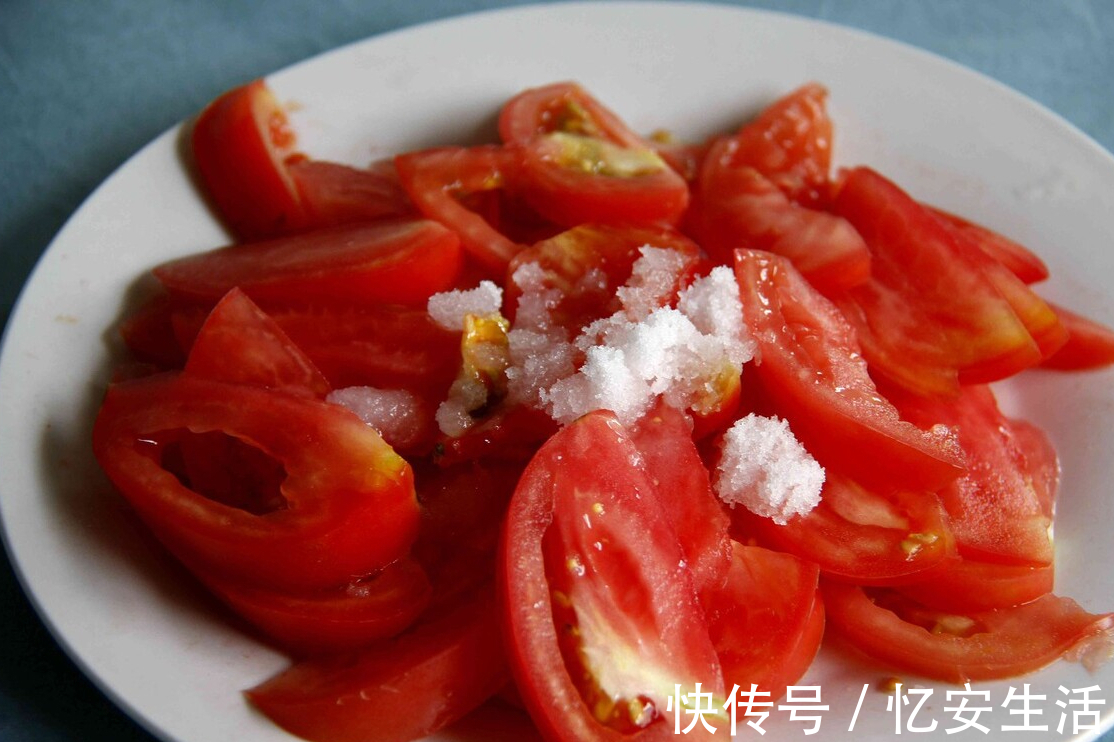 凉拌菜|夏天凉拌西红柿，别只会放糖，大厨教你多加1样，更香甜更多汁