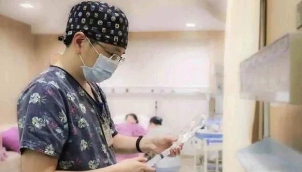 分娩|产妇待产疼晕两次,老公果断叫医生打无痛,丈母娘却选择了拒绝!