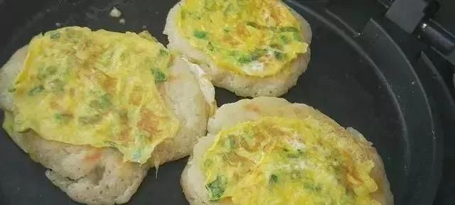 筷子|早餐饼的新吃法，不揉面不擀面，筷子一搅，比包子油条好吃，真香