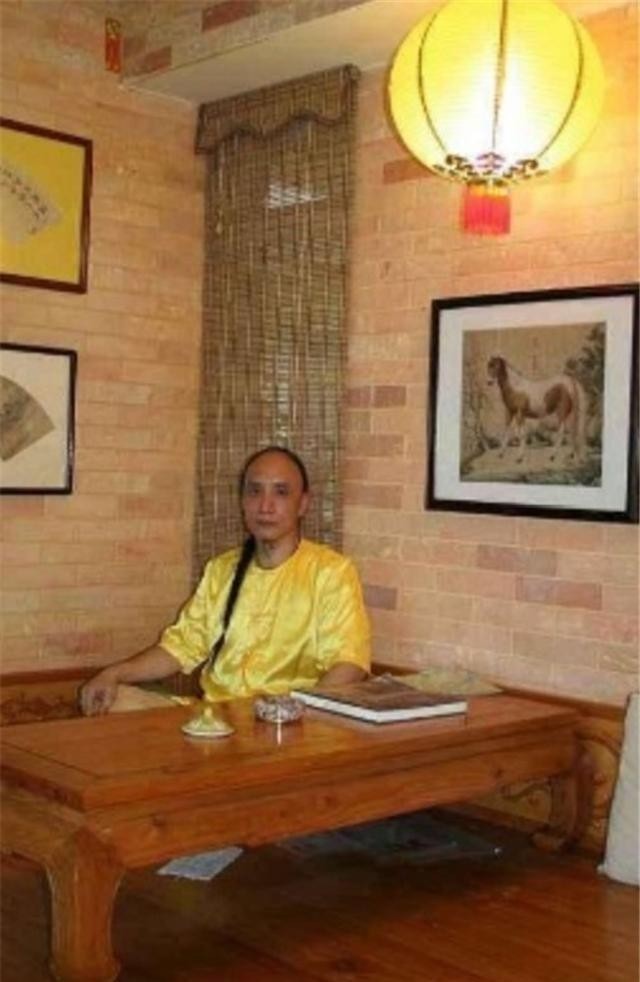 世孙|他自称是多尔衮十世孙,在火车站穿黄马褂大闹,扬言要住进故宫