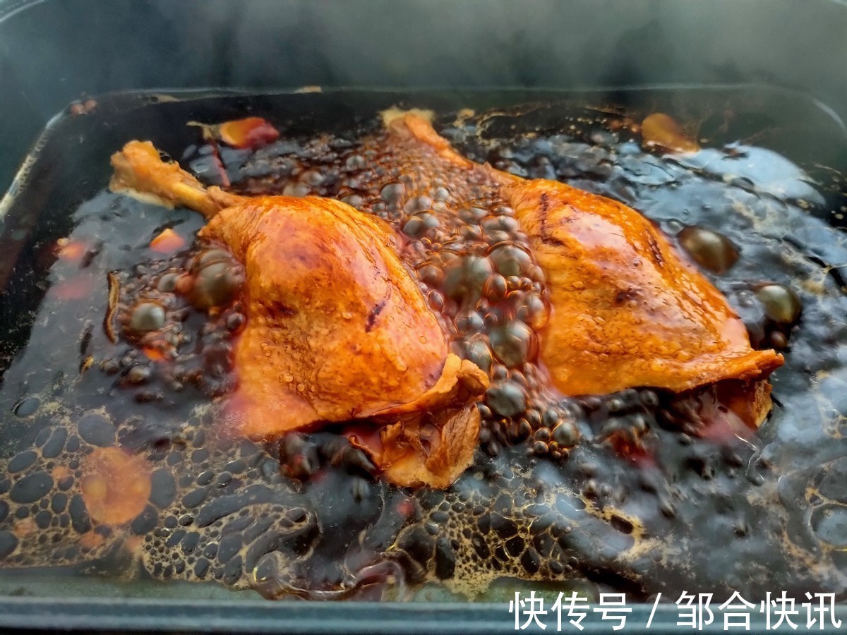 植物油|鸭肉不要再用水煮了，倒入一碗酱油，越焖越香，一盘不够吃