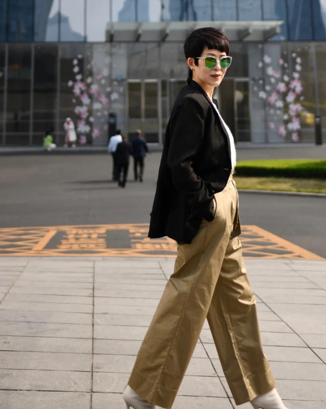 开春了，60多岁的女人怎么穿？九分裤和针织衫，时髦优雅有女人味