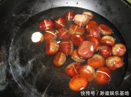 个个|煮板栗,别直接用水煮了!再加一步,板栗自动开口,个个不粘皮儿
