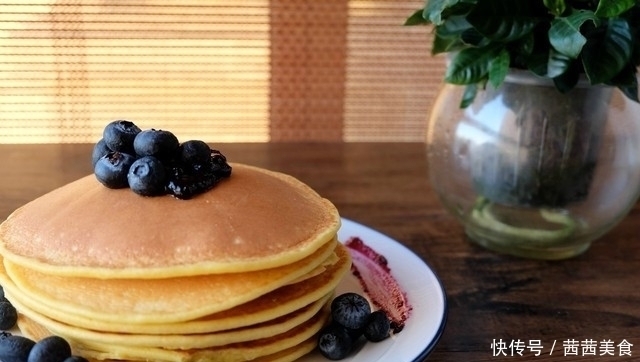 蓝莓酱|牛奶加玉米面,不用泡打粉,轻松做出香软早餐饼,一顿吃掉好几个