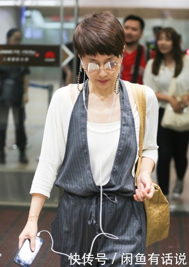 白t|马伊琍果然是清流,白T领口都变形成这样还穿,配背带裤还挺时髦