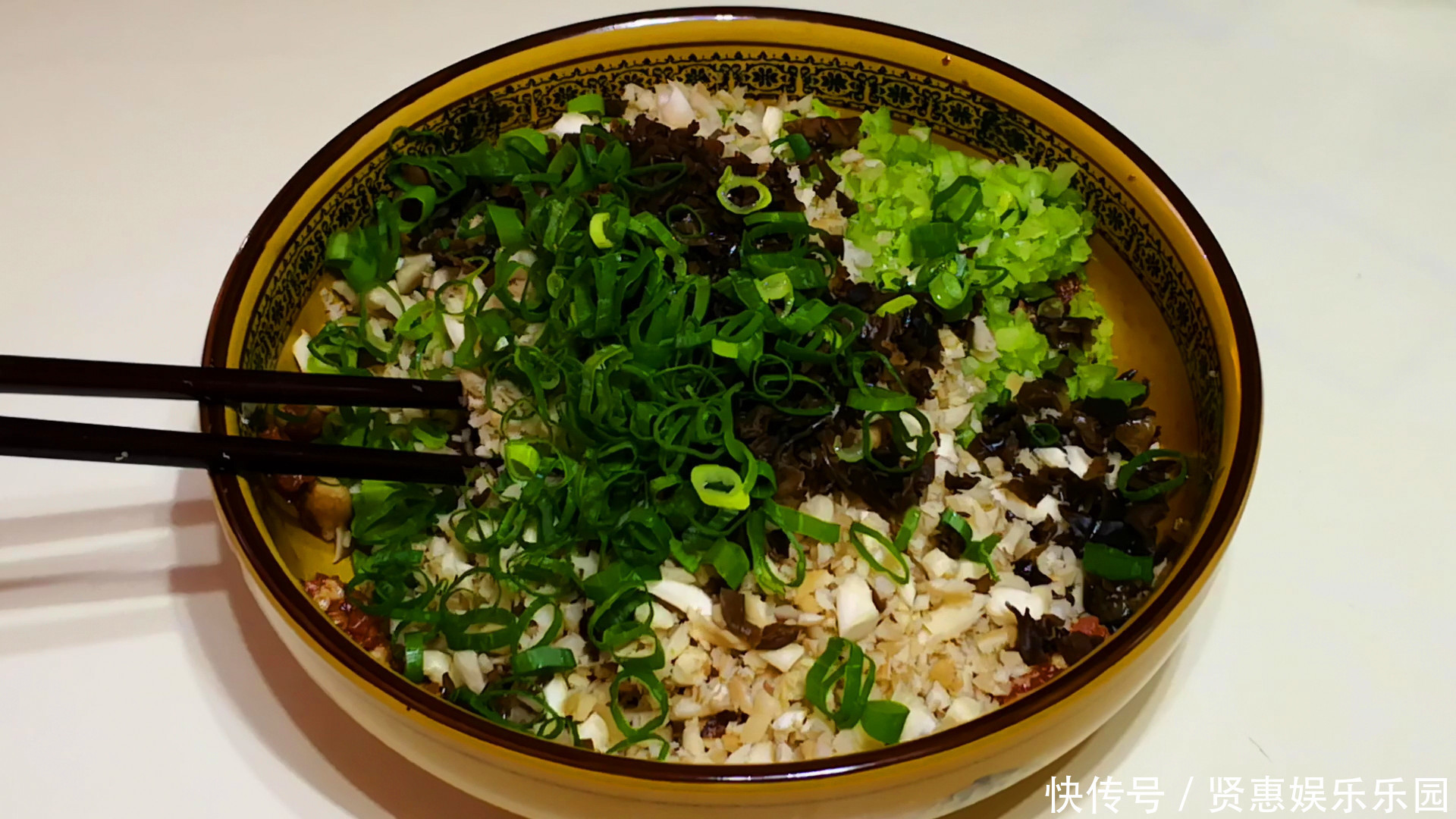  切细|芹菜饺子好吃的调馅方法，鲜美多汁不油腻，越吃越香，上桌一扫光