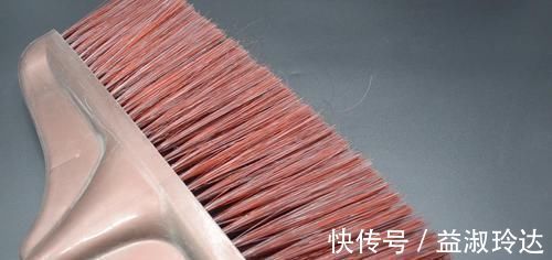 扫把|扫把上粘满了头发,试试这个方法,不脏手又方便,邻居见了纷纷学