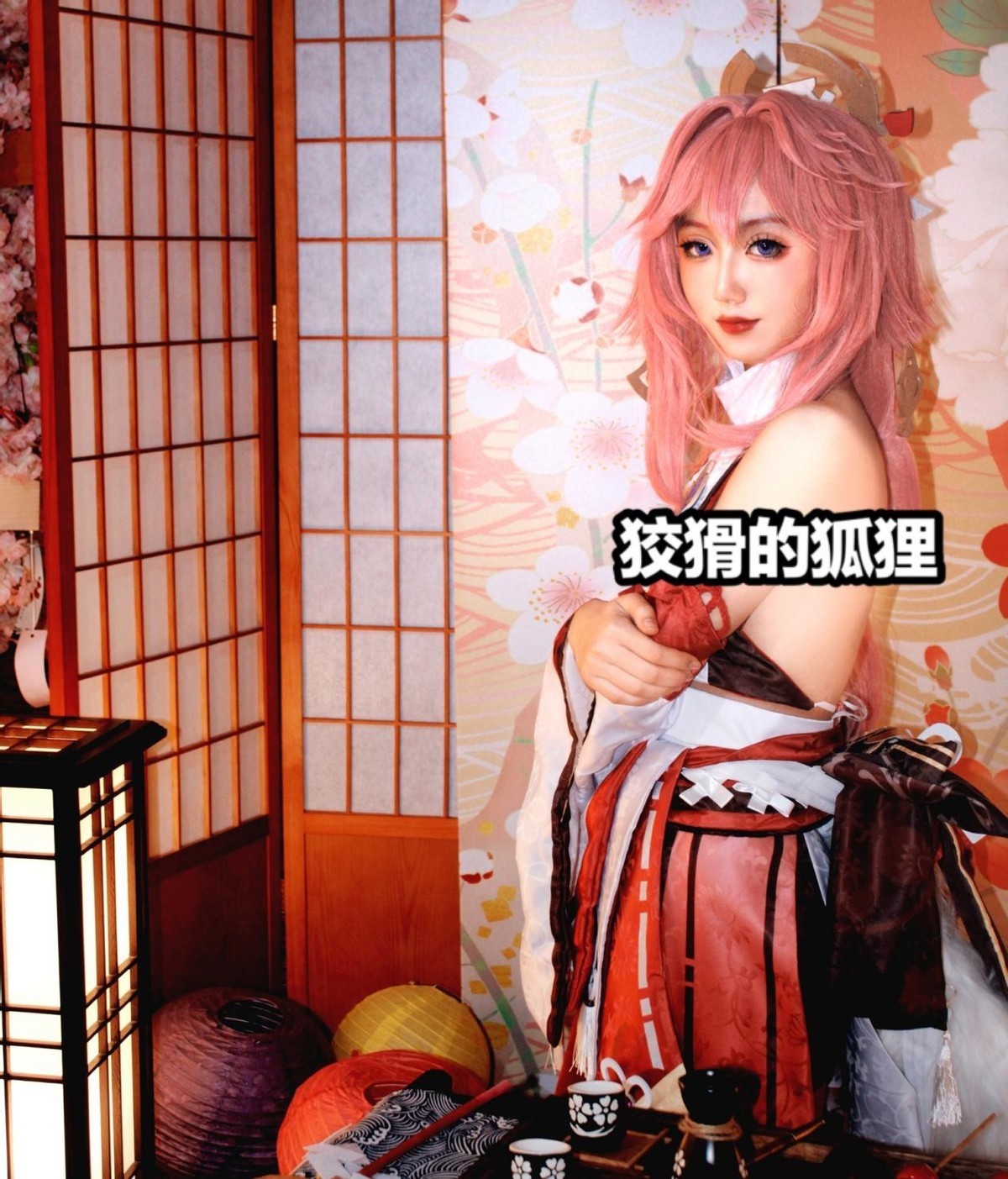原神|原神:玩家熬夜COS八重神子,背景高度还原,手指的细节有亮点!