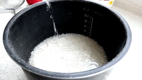 大米|蒸米饭时,直接加水就错了,牢记3点,米饭松软又透亮,粒粒分明