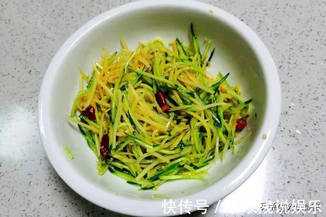 清洗干净|夏季,我常吃这2样,擦丝加料简单一拌,5分钟端上桌,低脂还美味