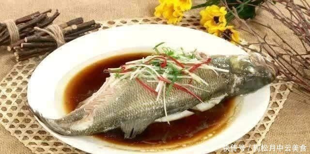 清蒸鲈鱼时，先淋酱油还是先淋豉油多加一步，鱼肉鲜嫩入味