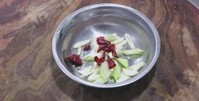 大厨|大厨分享一道“胡萝卜炒千张”,清淡爽口又营养,全家老少都爱吃