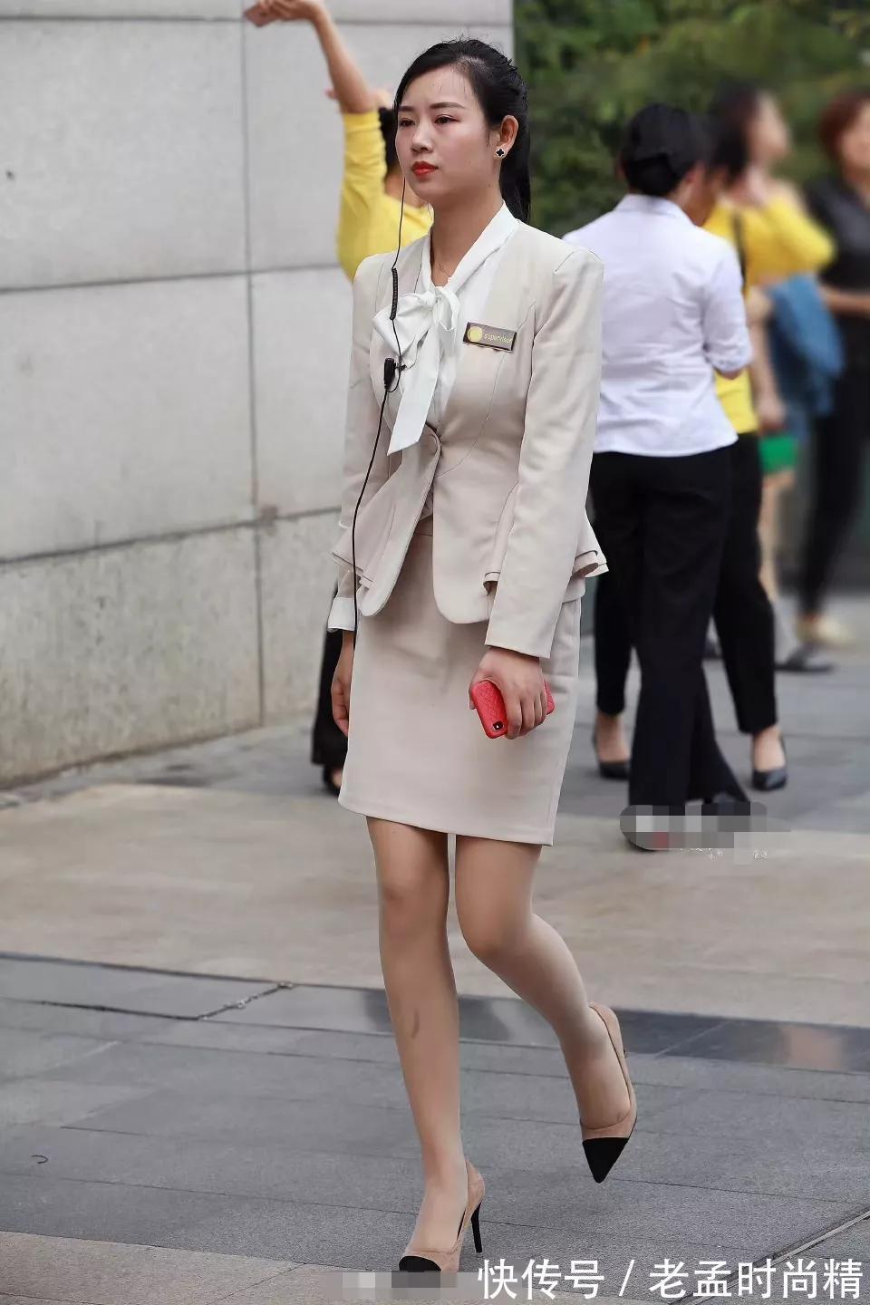 女子 街拍:穿米色职业套装的女子