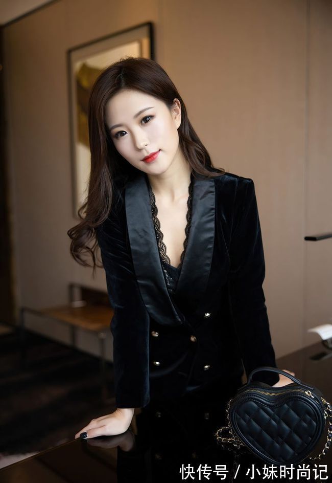 尖头|黑色修身版西装裙,搭配黑色细跟尖头靴,女人味十足