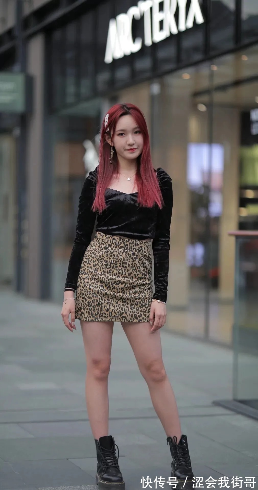 时尚 穿豹纹裙的时尚女生
