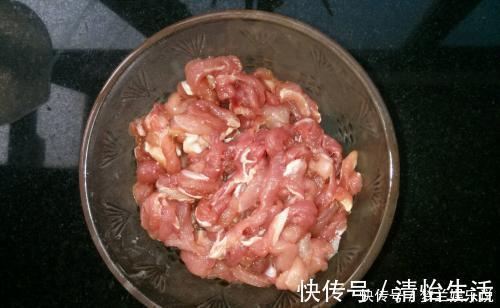 无论你炒什么肉,别用淀粉腌制,记住2招,肉质滑嫩更入味