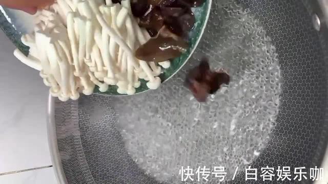 西红柿|制作西红柿木耳炒鸡蛋时，加入一样配菜，鲜香味美孩子喜欢都喜欢