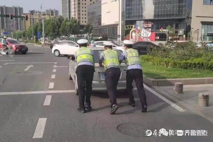 执勤民警|在吗？你的暖心交警“蜀黍”又上线了！