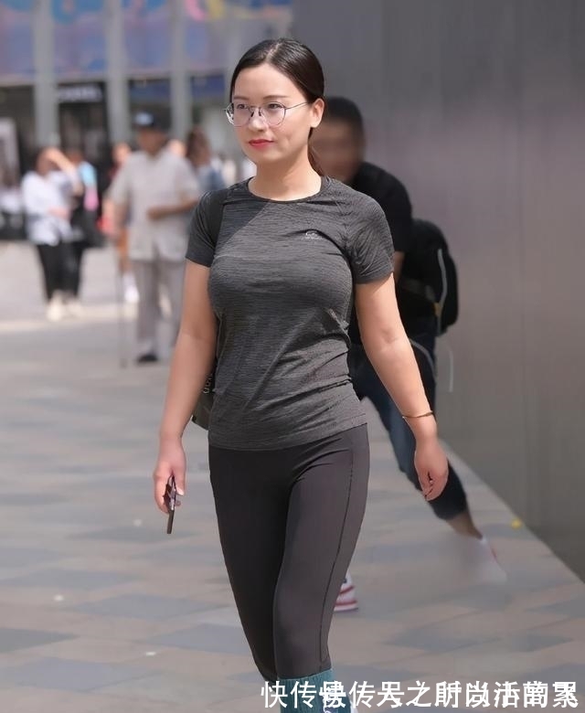 打底裤 黑色修身上衣搭配黑色打底裤,展现出温柔气质,休闲感十足