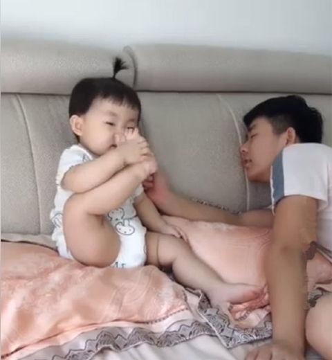 小宝宝|妹妹抬脚给哥哥闻，哥哥假装被熏晕，妹妹的反应乐翻众人