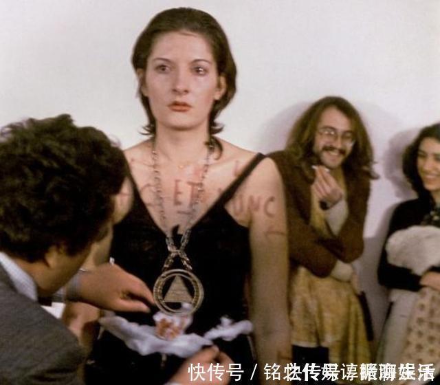 残忍|她将身体麻醉6小时,把决定权交给观众,期间见到最残忍的人性