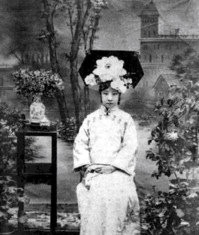 摆地摊|晚清最美格格,当了半辈子富贵闲人,晚年却沦落街头摆地摊